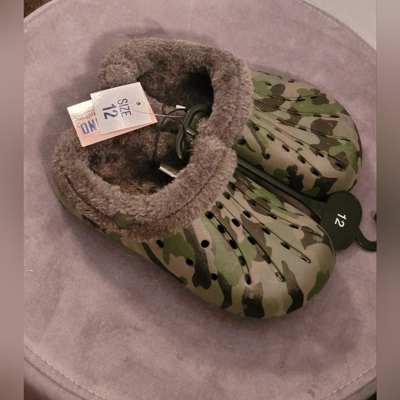 Youth furry slides camo size 12 - Picture 6 of 7